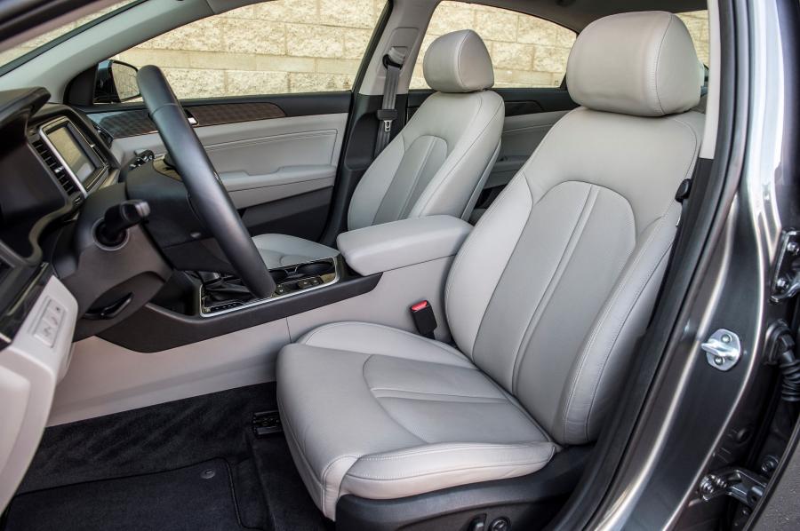 Интерьер Hyundai Sonata 2017 года  (NA) (фото 19 из 40)